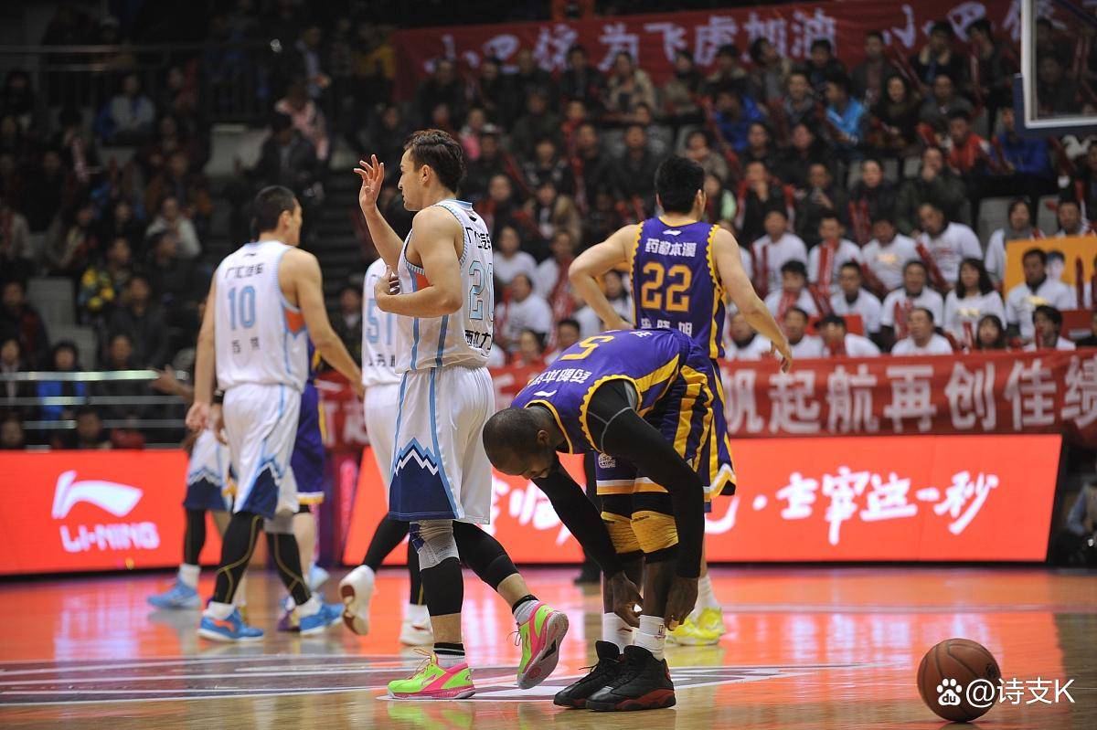 集体拼搏，球队力挽狂澜获胜