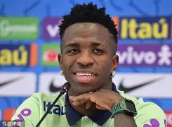 关于维尼修斯赛前列队欢迎姆巴佩，尊重对手尽显风度！的信息