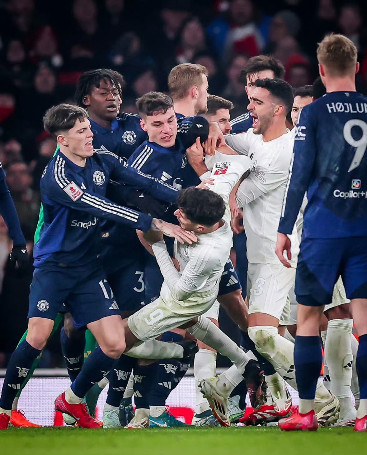 包含阿森纳与曼联激战正酣，补时阶段一粒世界波决定胜负！的词条