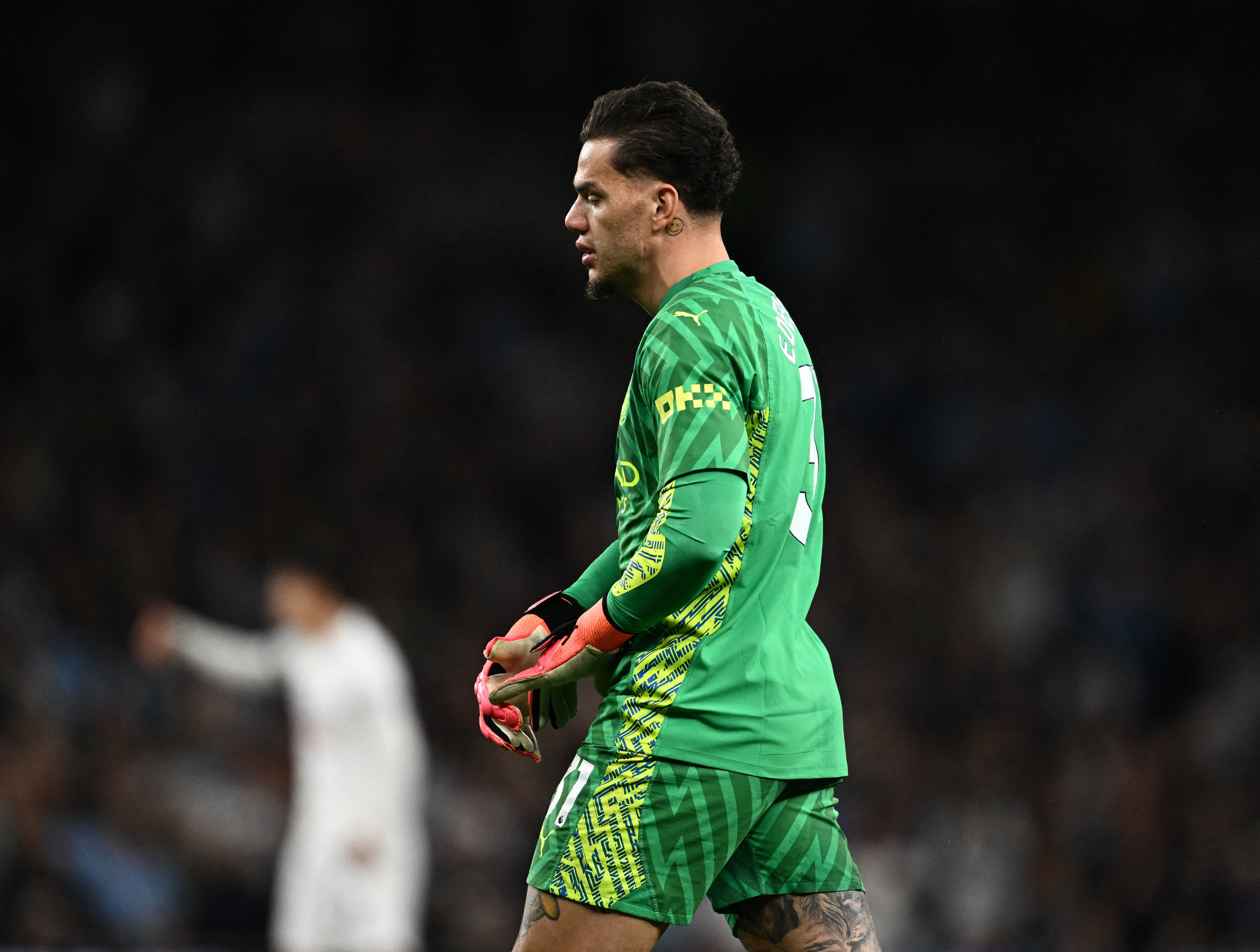 曼联遭遇争议红牌，那不勒斯乘势反超比分完成逆转