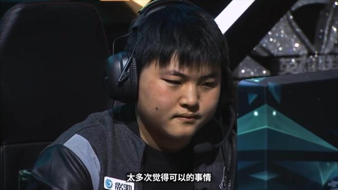  Uzi回归赛场，战术调整首场状态亮眼，G2观众沸腾！